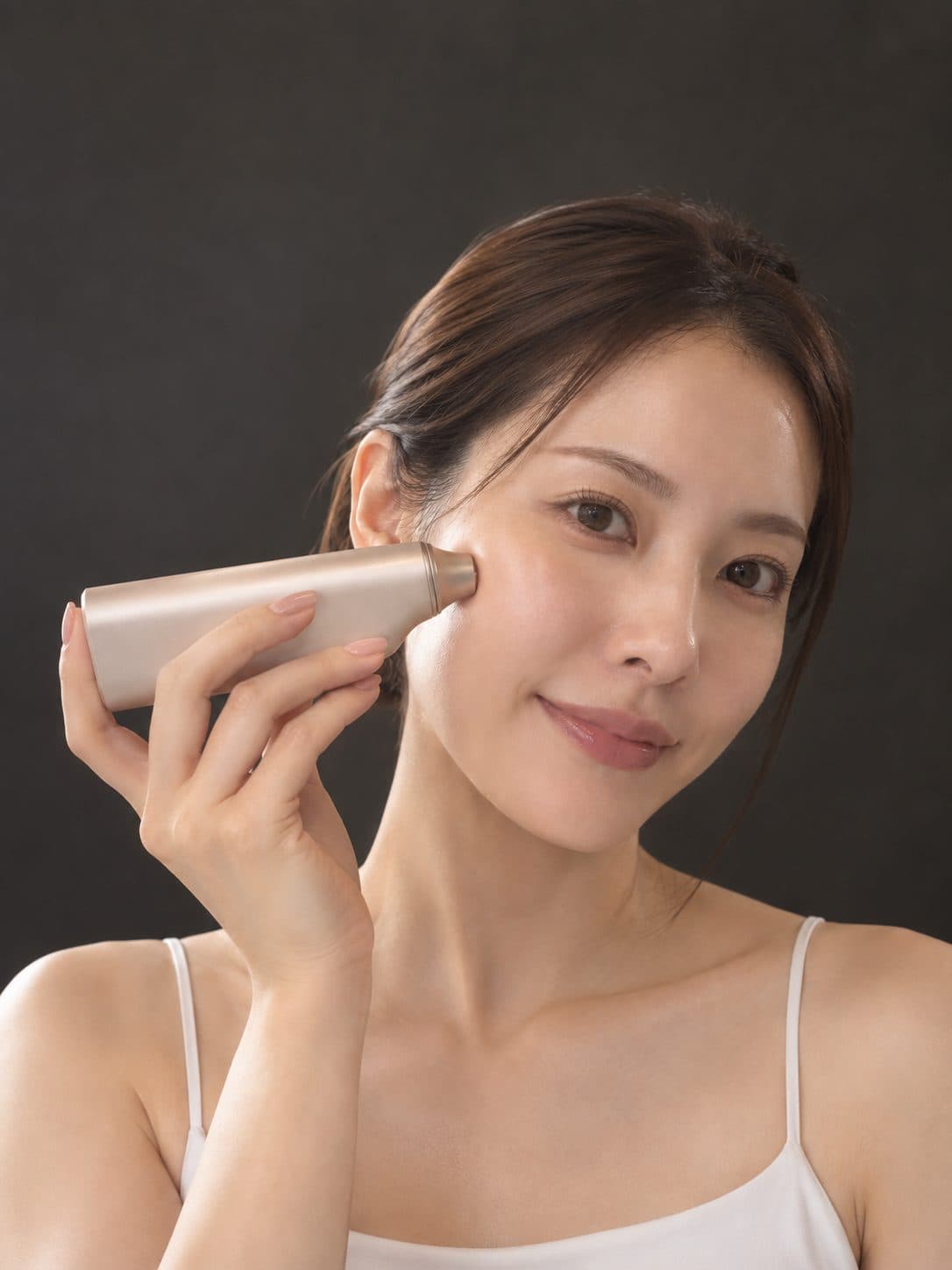 TILLET MEDI を頬に当てて使用しているイメージ