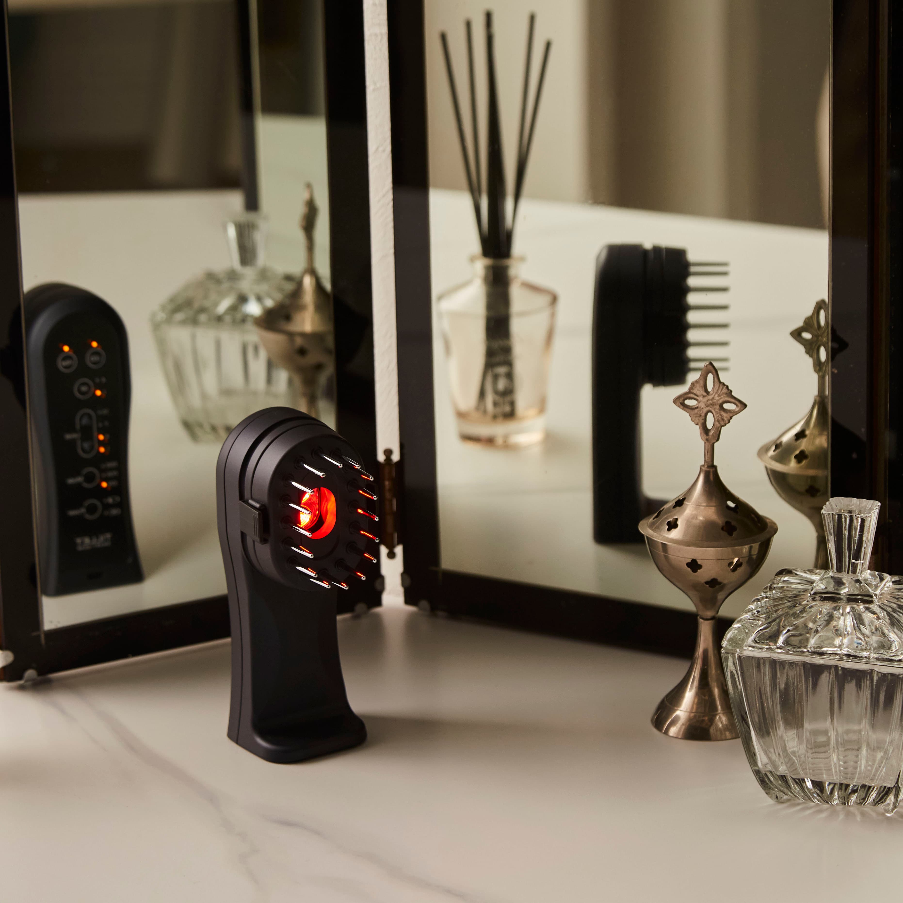 ドレッサーに置かれた赤色LED点灯中のTILLET SMART-GEAR