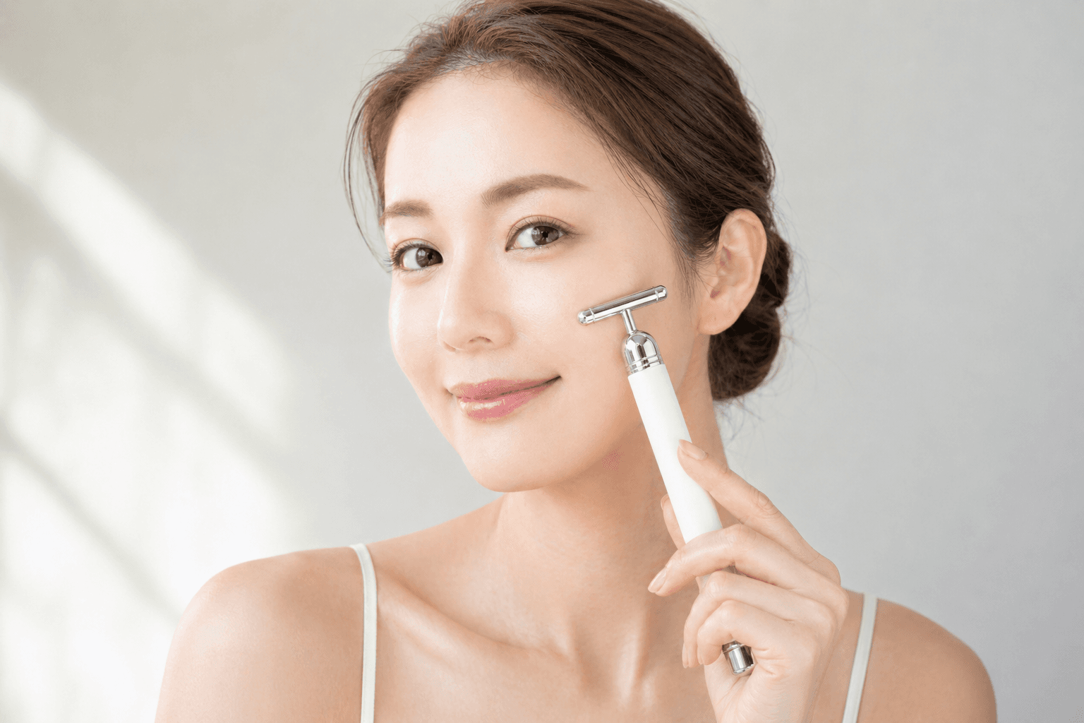I-UPで目元ケアをする女性